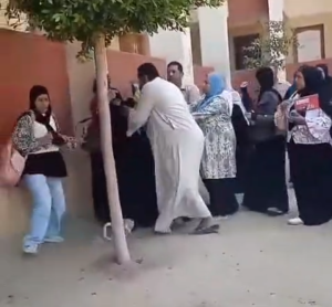 IMG ٢٠٢٦٠٦١١ ١٦٣٧٤٧ فيديو متداول يوثق الاعتداء على معلمة بإحدى المدارس رفضت تغشّش ولادهم.. فيديو متداول يوثق الاعتداء على معلمة بإحدى المدارس موقع في الجامعة