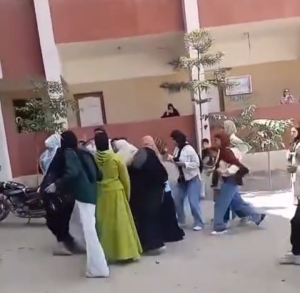 فيديو متداول يوثق الاعتداء على معلمة بإحدى المدارس