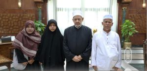 شيخ الأزهر يتكفّل بعلاج طالب تايلاندي بعد دخوله في غيبوبة.. ويوجّه بتحمل نفقات سفر وإقامة أسرته بمصر 3 شيخ الأزهر يتكفّل بعلاج طالب تايلاندي بعد دخوله في غيبوبة