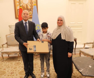 محافظ القاهرة يستقبل طالب بالصف الثانى الإعدادى 