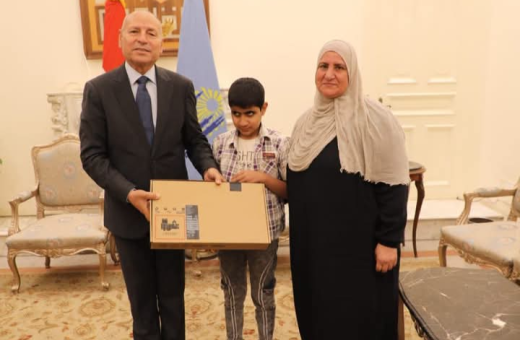 محافظ القاهرة يستقبل طالب بالصف الثانى الإعدادى 