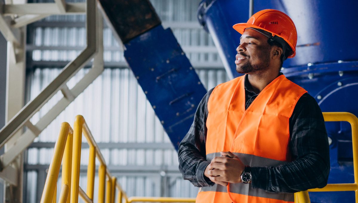 african american worker standing uniform wearing safety hat factory scaled 1 مد فترة التقديم لبرنامج الكوادر الأكاديمية للمصانع مد فترة التقديم لبرنامج "الكوادر الأكاديمية للمصانع" حتى 14 يوليو.. رابط التسجيل  موقع في الجامعة