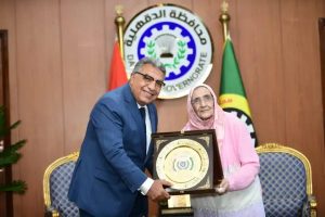 1783343428628 محافظ الدقهلية يكرّم آمال إسماعيل «العلم لا يعرف سنًا».. محافظ الدقهلية يكرّم آمال إسماعيل بعد حصولها على الدكتوراه في الـ83 موقع في الجامعة