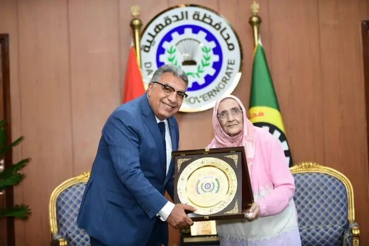 1783343428628 محافظ الدقهلية يكرّم آمال إسماعيل «العلم لا يعرف سنًا».. محافظ الدقهلية يكرّم آمال إسماعيل بعد حصولها على الدكتوراه في الـ83 موقع في الجامعة