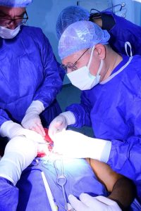 1784988891186 رئيس جامعة سوهاج يقود جراحة دقيقة تنجح رئيس جامعة سوهاج يقود جراحة دقيقة تنجح في إعادة توصيل أعصاب طفل مصاب بشلل كامل موقع في الجامعة