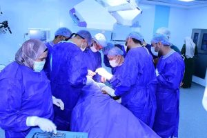 1784988894683 رئيس جامعة سوهاج يقود جراحة دقيقة تنجح رئيس جامعة سوهاج يقود جراحة دقيقة تنجح في إعادة توصيل أعصاب طفل مصاب بشلل كامل موقع في الجامعة