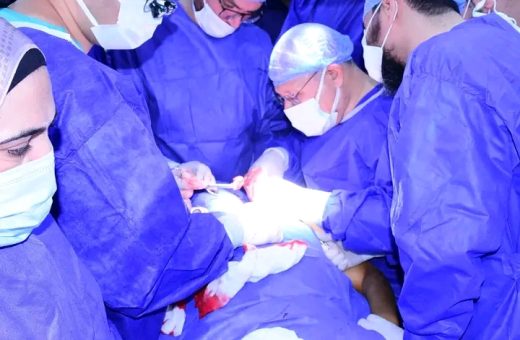 1784988897622 رئيس جامعة سوهاج يقود جراحة دقيقة تنجح رئيس جامعة سوهاج يقود جراحة دقيقة تنجح في إعادة توصيل أعصاب طفل مصاب بشلل كامل موقع في الجامعة