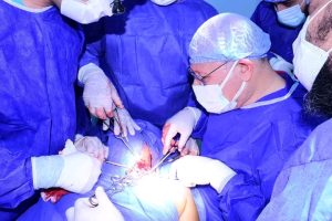 1784988903991 رئيس جامعة سوهاج يقود جراحة دقيقة تنجح رئيس جامعة سوهاج يقود جراحة دقيقة تنجح في إعادة توصيل أعصاب طفل مصاب بشلل كامل موقع في الجامعة