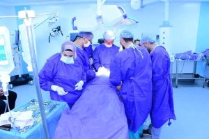 1784988911850 رئيس جامعة سوهاج يقود جراحة دقيقة تنجح رئيس جامعة سوهاج يقود جراحة دقيقة تنجح في إعادة توصيل أعصاب طفل مصاب بشلل كامل موقع في الجامعة