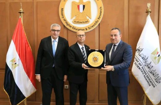 وزير التعليم العالي يكرم رئيس جامعة أسيوط 