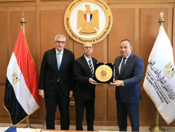 وزير التعليم العالي يكرم رئيس جامعة أسيوط 