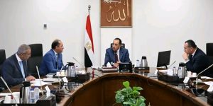 1785246185152 رئيس الوزراء يبحث زيادة حوافز أعضاء هيئة التدريس تنفيذاً لتوجيهات الرئيس.. رئيس الوزراء يبحث زيادة حوافز أعضاء هيئة التدريس بالجامعات والمراكز البحثية موقع في الجامعة