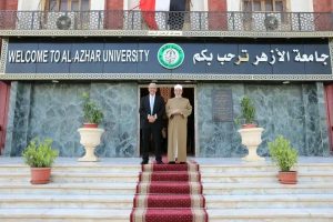 1785528476582 الدكتور محمود صديق يتسلم رئاسة جامعة الأزهر بقبلة على عمامة سلفه.. الدكتور محمود صديق يتسلم رئاسة جامعة الأزهر خلفًا للدكتور سلامة داود موقع في الجامعة