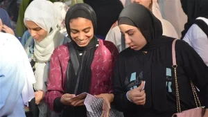 نساء يرتدين الحجاب ويتبادلن الحديث