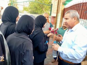 حدادًا على زميلتهم.. طلاب الثانوية العامة بفاقوس يؤدون امتحان الكيمياء والجغرافيا بالملابس السوداء| صور 2 حدادًا على زميلتهم.. طلاب الثانوية العامة بفاقوس يؤدون امتحان الكيمياء والجغرافيا بالملابس السوداء