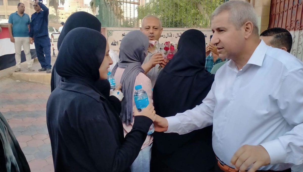 FB IMG 1782980329688 حدادًا على زميلتهم.. طلاب الثانوية العامة بفاقوس يؤدون امتحان الكيمياء والجغرافيا بالملابس السوداء| صور موقع في الجامعة