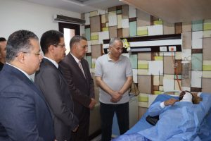 FB IMG 1784577047511 محافظ القليوبية ورئيس جامعة بنها يزوران مصابي حادث محافظ القليوبية ورئيس جامعة بنها يزوران مصابي حادث الطريق الحر ويؤكدان تسخير جميع الإمكانات الطبية موقع في الجامعة