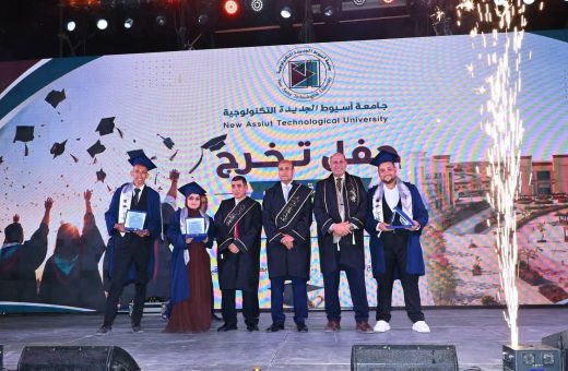 جامعة أسيوط الجديدة التكنولوجية تحتفل بتخريج أول دفعة من طلابها
