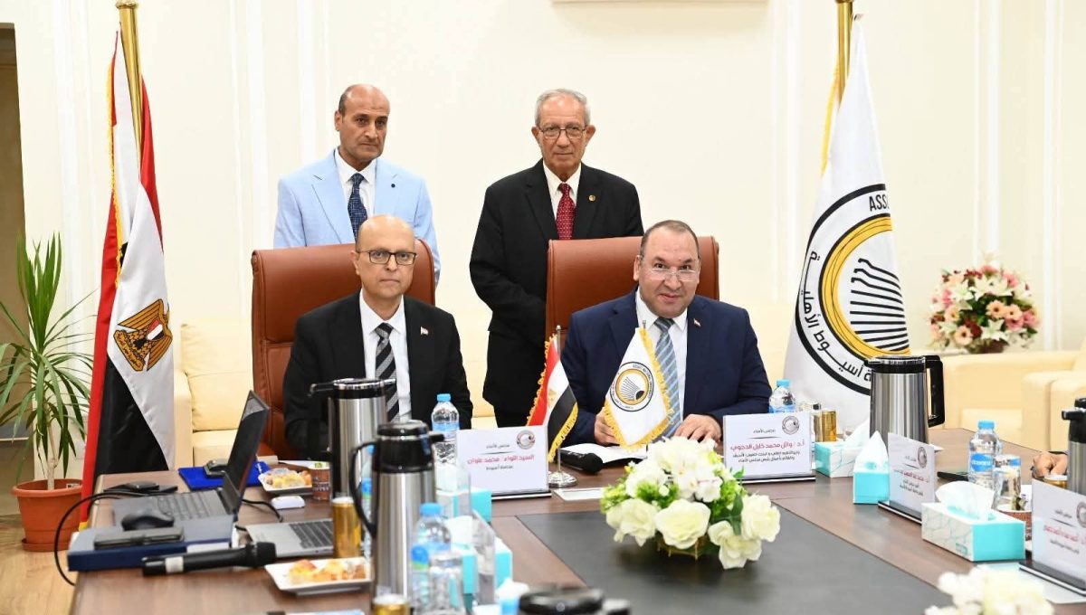 FB IMG 1785088414874 مجلس أمناء جامعة أسيوط الأهلية يناقش خطط التطوير مجلس أمناء جامعة أسيوط الأهلية يناقش خطط التطوير ويجدد بروتوكولات التعاون موقع في الجامعة