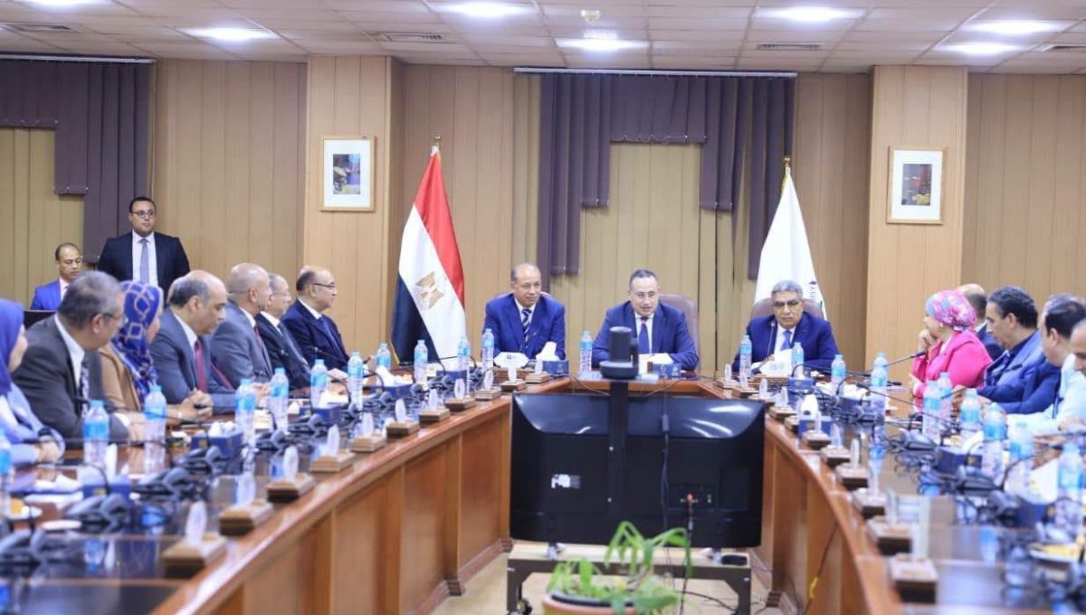 IMG 20260713 WA0021 تفاصيل اجتماع وزير التعليم العالي بجامعة المنصورة تطوير الجامعات والشراكات الدولية.. تفاصيل اجتماع وزير التعليم العالي بجامعة المنصورة موقع في الجامعة