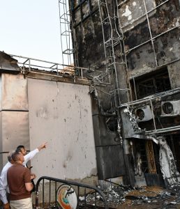 بعد حريق المبنى الإداري.. وزير التعليم العالي يطمئن على مرضى مستشفيات جامعة أسوان 4 IMG 20260713 WA0208 وزير التعليم العالي يطمئن على مرضى مستشفيات جامعة بعد حريق المبنى الإداري.. وزير التعليم العالي يطمئن على مرضى مستشفيات جامعة أسوان موقع في الجامعة