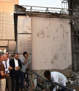 بعد حريق المبنى الإداري.. وزير التعليم العالي يطمئن على مرضى مستشفيات جامعة أسوان 2 IMG 20260713 WA0209 وزير التعليم العالي يطمئن على مرضى مستشفيات جامعة بعد حريق المبنى الإداري.. وزير التعليم العالي يطمئن على مرضى مستشفيات جامعة أسوان موقع في الجامعة