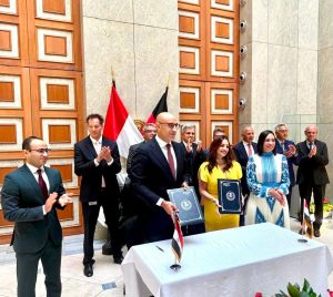 بالتعاون مع مؤسسة ساويرس.. وزير التعليم يوقع بروتوكول إنشاء 10 مدارس مصرية ألمانية للتكنولوجيا التطبيقية 3 وزير التعليم يوقع بروتوكول إنشاء 10 مدارس مصرية ألمانية للتكنولوجيا