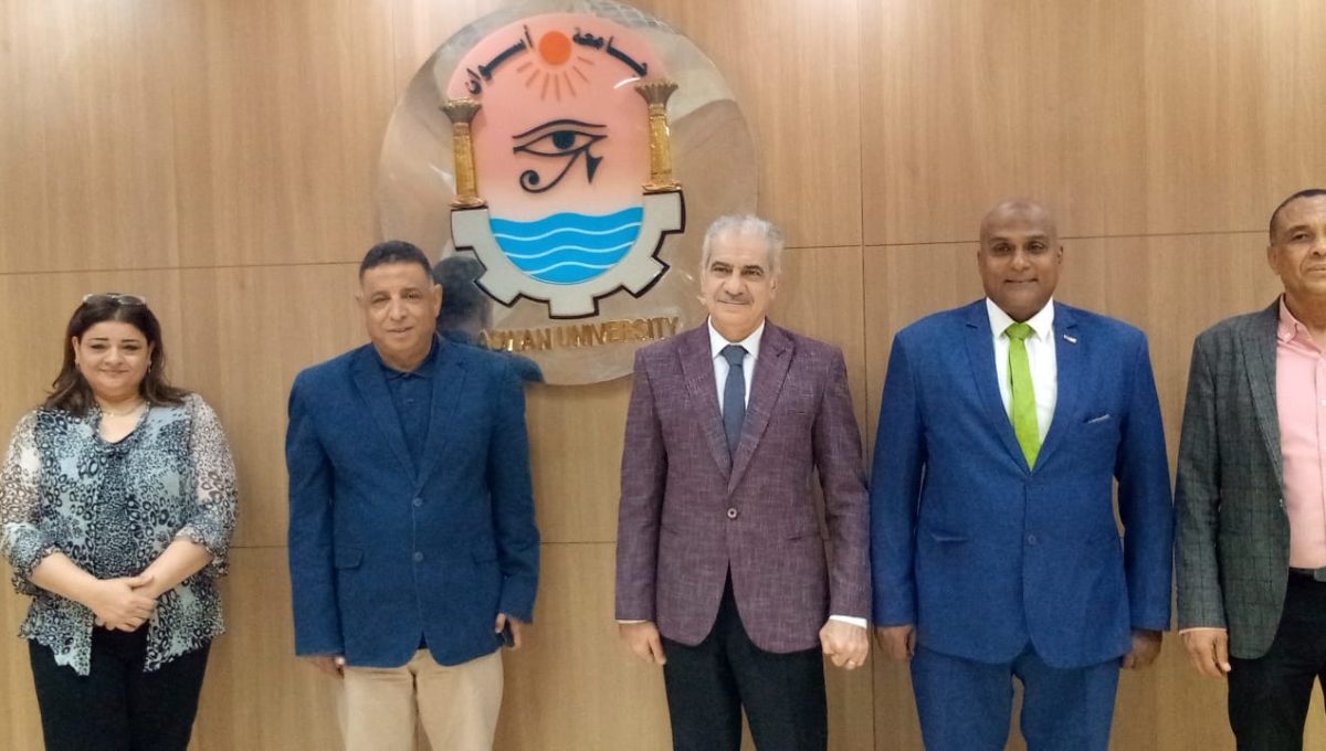 رئيس جامعة أسوان يتابع اختبارات القدرات بكلية علوم الرياضة