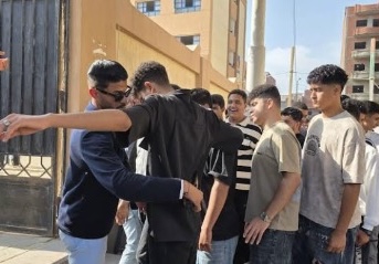IMG 4394 طلاب الثانوية العامة توافد طلاب الثانوية العامة على اللجان تمهيدًا لبدء التفتيش قبل امتحاني الكيمياء والجغرافيا موقع في الجامعة