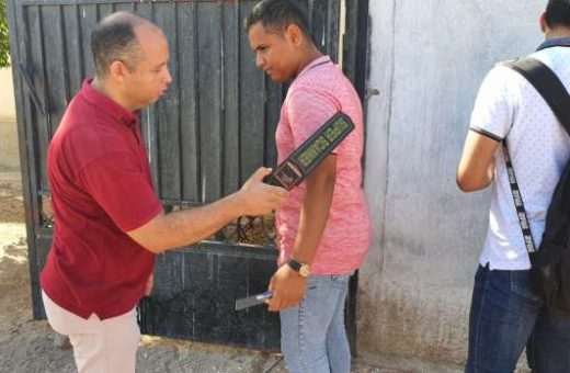 IMG 4748 طلاب الثانوية العامة بدء تفتيش طلاب الثانوية العامة بالقاهرة قبل امتحان الإنجليزي موقع في الجامعة