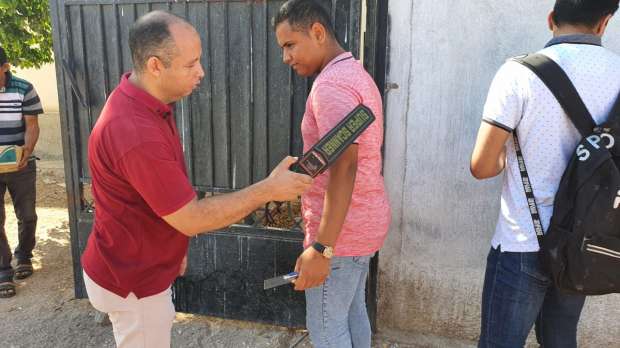 IMG 4748 طلاب الثانوية العامة بدء تفتيش طلاب الثانوية العامة بالقاهرة قبل امتحان الإنجليزي موقع في الجامعة
