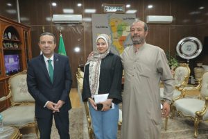 بعد إشادة رئيس الوزراء بقصتها.. محافظ المنوفية يكرّم طالبة جامعة بنها ويدعمها ماليًا: “إنتِ بنتي وتشرفي بلدك” 5 IMG 6319 طالبة جامعة بنها بعد إشادة رئيس الوزراء بقصتها.. محافظ المنوفية يكرّم طالبة جامعة بنها ويدعمها ماليًا: “إنتِ بنتي وتشرفي بلدك” موقع في الجامعة