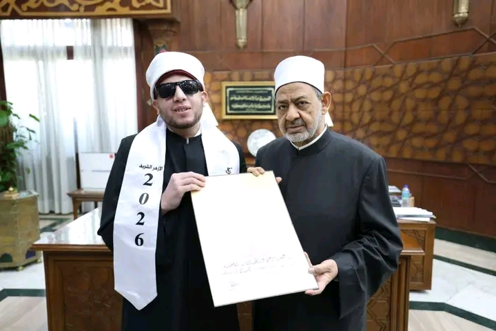 شيخ الأزهر يكرّم أوائل الثانوية الأزهرية