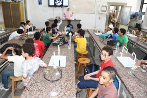 3e8deb19 0a91 4d3b 89bc 74e78e679c82 أطفال «جامعة الطفل» من الحشرات للكيمياء.. أطفال «جامعة الطفل» يخوضون رحلة علمية داخل علوم عين شمس موقع في الجامعة