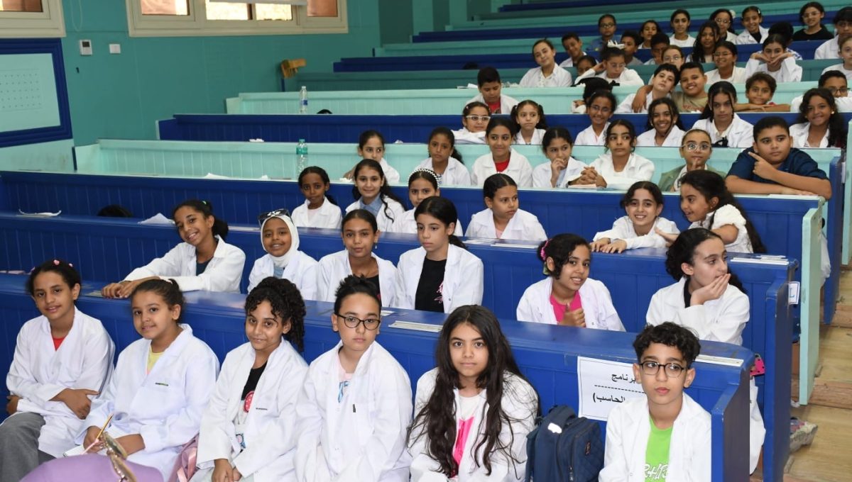 7a58cff9 0c9d 463f bc2c 0bc9e525cf94 أطفال «جامعة الطفل» من الحشرات للكيمياء.. أطفال «جامعة الطفل» يخوضون رحلة علمية داخل علوم عين شمس موقع في الجامعة