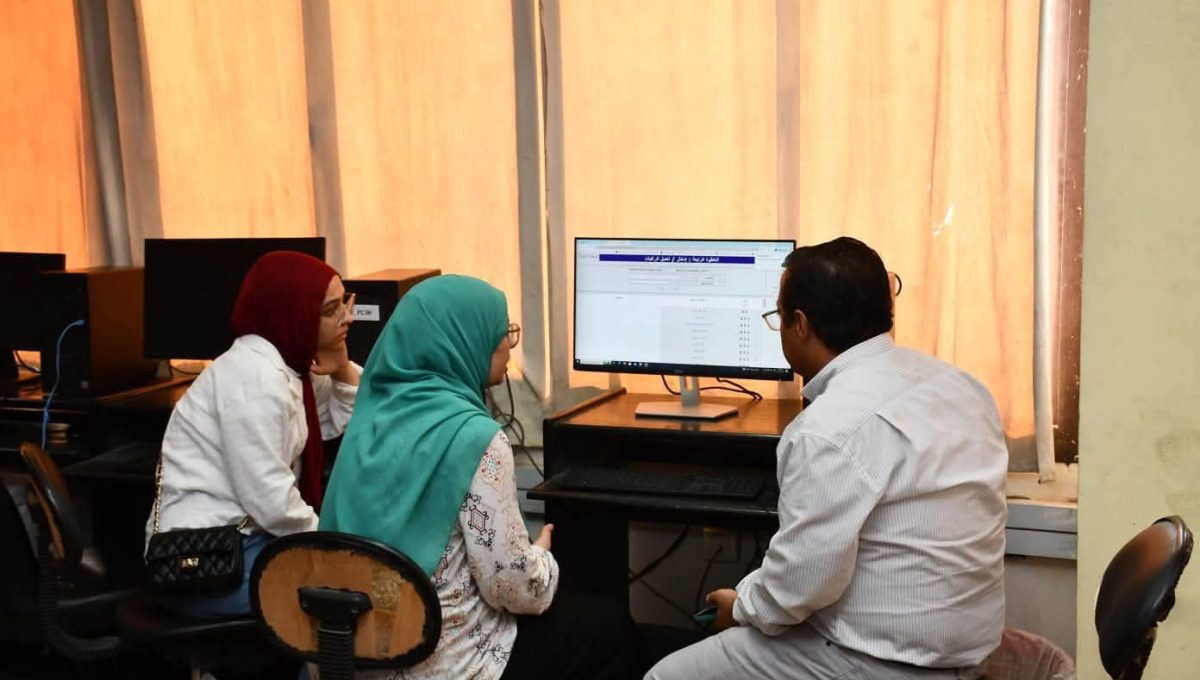 FB IMG 1786307404515 جامعة عين شمس تستقبل أكثر من 1700 طالب بمعامل جامعة عين شمس تستقبل أكثر من 1700 طالب بمعامل التنسيق الإلكتروني خلال المرحلة الأولى موقع في الجامعة