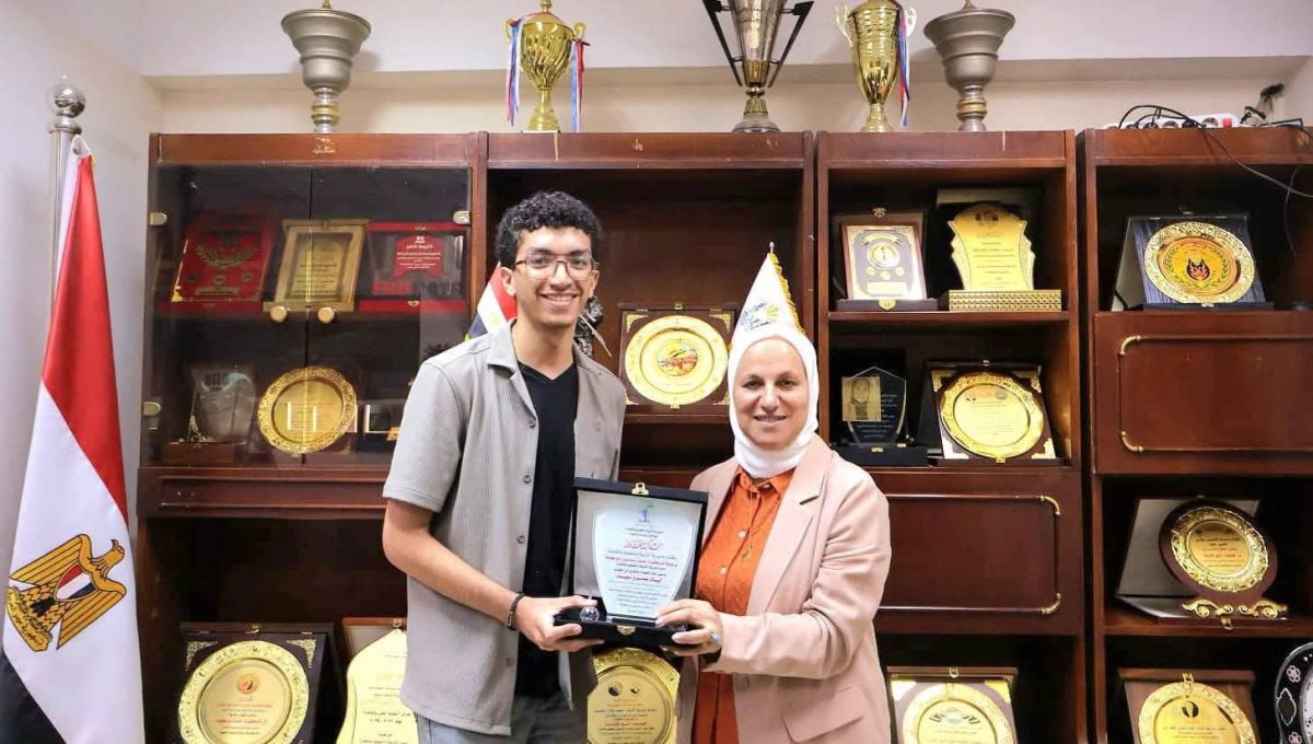 تكريم الطالب إياد عمرو سيد لحصوله على 320 درجة بالثانوية العامة
