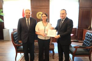 وزير التعليم العالي يكرّم طالبة بطب الجيزة الجديدة لشجاعتها في إسعاف مصابي حادث «أرابيلا بلازا»