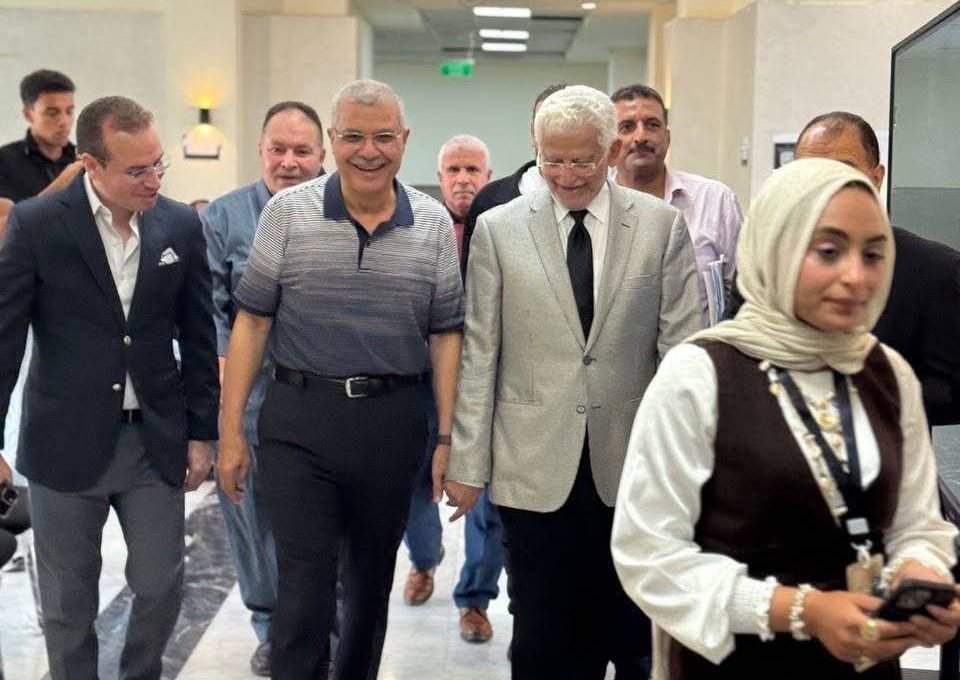 FB IMG 1787463706877 جامعة الزقازيق الأهلية رئيس جامعة الزقازيق الأهلية يتفقد أعمال التنسيق ويشيد بجهود الطلاب في تيسير إجراءات التقديم موقع في الجامعة