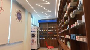 FB IMG 1788016739324 جامعة المنصورة الأهلية تفتتح الصيدلية المركزية جامعة المنصورة الأهلية تفتتح الصيدلية المركزية داخل الحرم الجامعي لخدمة الطلاب وتدريب طلاب الصيدلة موقع في الجامعة