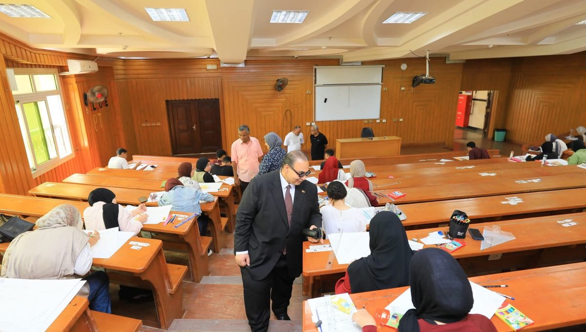 FB IMG 1788170723530 جامعة كفر الشيخ رئيس جامعة كفر الشيخ يتفقد اختبارات القدرات بكلية الفنون والتصميم ويطمئن على الطلاب وأولياء الأمور موقع في الجامعة