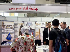 IMG 20260808 WA0026 إقبال كبير على جناح جامعة قناة السويس برامج جديدة وتخصصات تواكب سوق العمل.. إقبال كبير على جناح جامعة قناة السويس بمعرض أخبار اليوم موقع في الجامعة