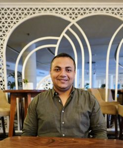 بعد إطلاقه رسميًا.. مدير تطوير آليات الذكاء الاصطناعي بـموقع "في الجامعة" يكشف خدمات مساعد «في الجامعة الذكي» للطلاب 2 محمد عبده، مدير تطوير آليات الذكاء الاصطناعي بموقع في الجامعة