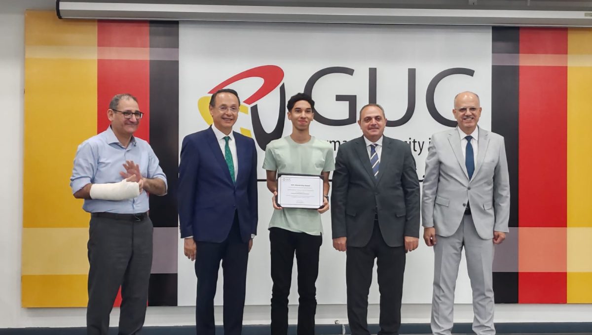 منح كاملة لأوائل الثانوية العامة في GUC وGIU.. وأشرف منصور يستقبل الطلاب