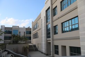 IMG 20260817 WA0043 جامعة العلمين وزير التعليم العالي يتفقد جامعة العلمين الدولية ويشيد بتجهيزات معامل طب الفم والأسنان.. صور موقع في الجامعة