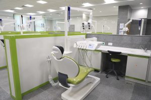 IMG 20260817 WA0044 جامعة العلمين وزير التعليم العالي يتفقد جامعة العلمين الدولية ويشيد بتجهيزات معامل طب الفم والأسنان.. صور موقع في الجامعة