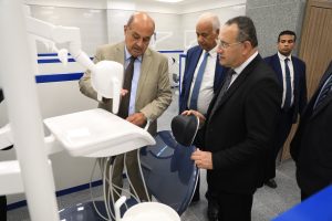 IMG 20260817 WA0045 جامعة العلمين وزير التعليم العالي يتفقد جامعة العلمين الدولية ويشيد بتجهيزات معامل طب الفم والأسنان.. صور موقع في الجامعة