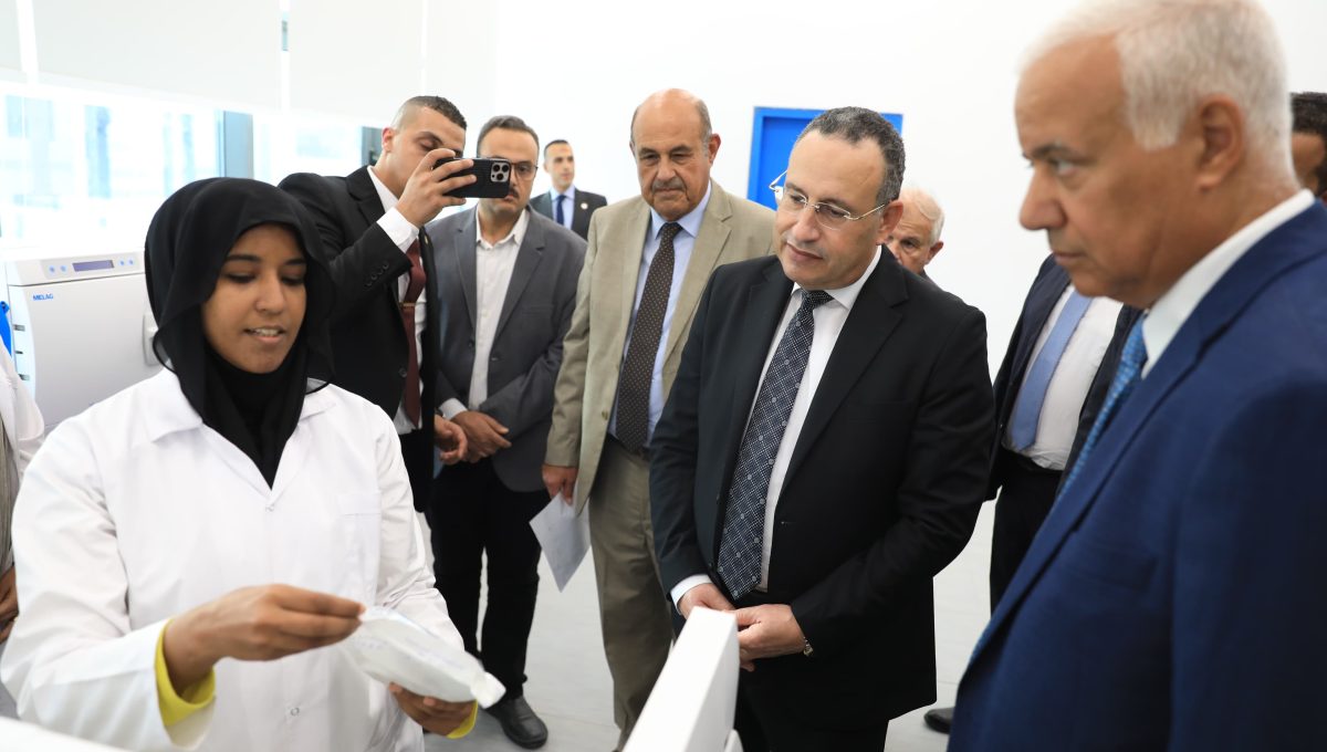 IMG 20260817 WA0047 جامعة العلمين وزير التعليم العالي يتفقد جامعة العلمين الدولية ويشيد بتجهيزات معامل طب الفم والأسنان.. صور موقع في الجامعة