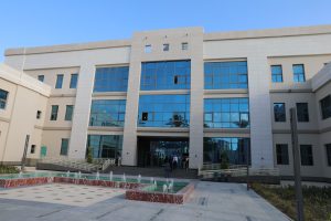 IMG 20260817 WA0048 جامعة العلمين وزير التعليم العالي يتفقد جامعة العلمين الدولية ويشيد بتجهيزات معامل طب الفم والأسنان.. صور موقع في الجامعة