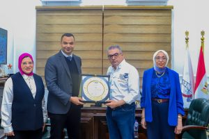رئيس جامعة عين شمس: شهادات الأيزو لكلية الطب خطوة جديدة لدعم التميز المؤسسي والتطوير المستمر 2 رئيس جامعة عين شمس: شهادات الأيزو لكلية الطب خطوة جديدة لدعم التميز المؤسسي والتطوير المستمر